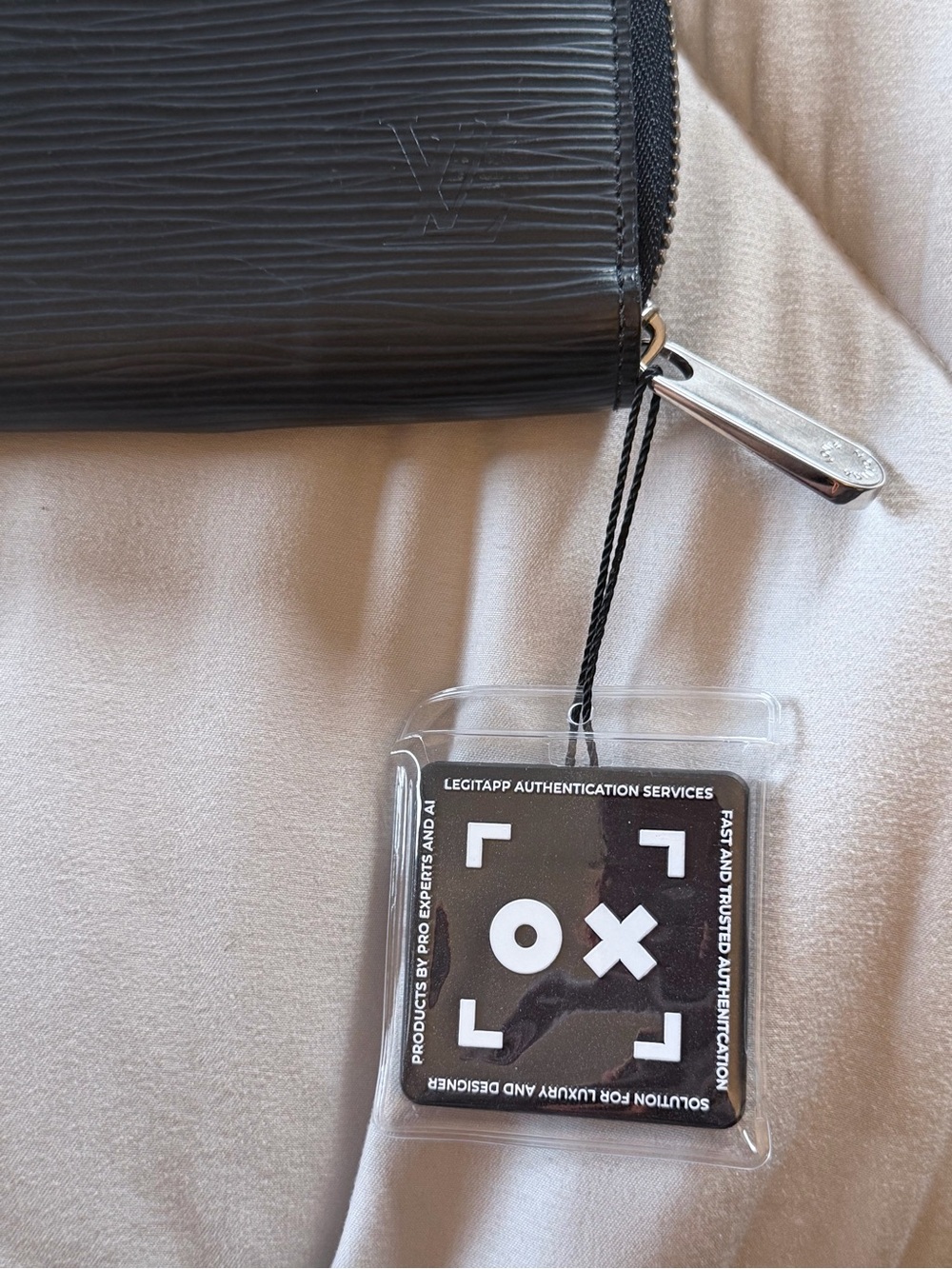 Louis Vuitton Zippy Wallet in Black Epi leather with silver hardware - Picture 9 of 14